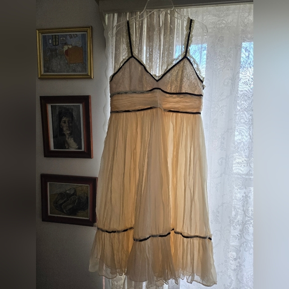 Vintage Salt & Pepper Elegant Cream Silk Dress with Black Velvet Trim and Lace - Picture 1 of 3
